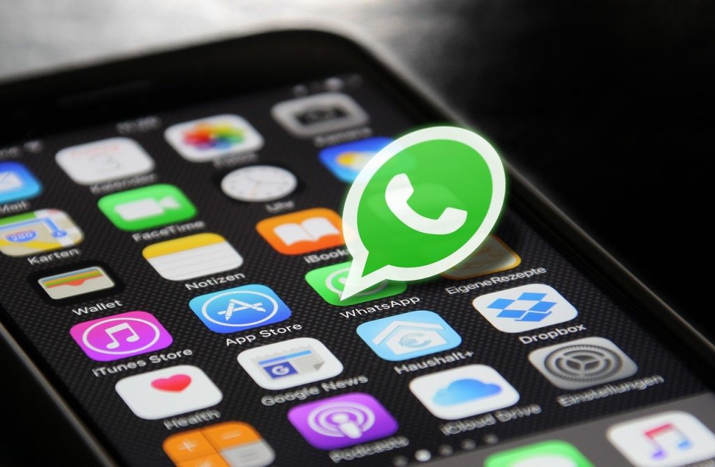 logo whatsapp sortant de l'écan d'un smartphone