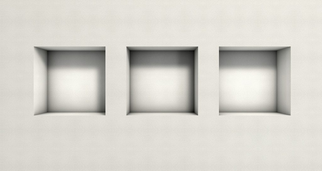 trois carrés en creux dans un mur