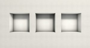 trois carrés en creux dans un mur