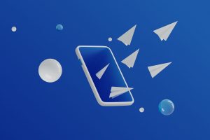 Des avions de papiers sortent de l'écran d'un smartphone