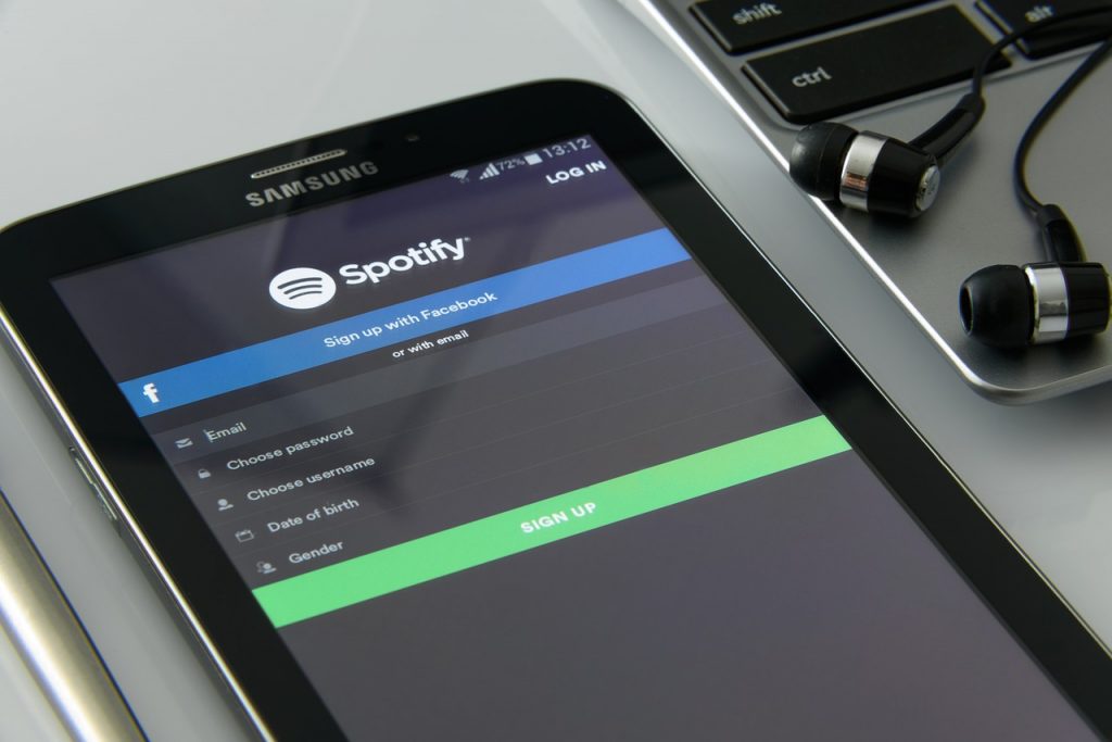 Application spotify en marche sur un smartphone