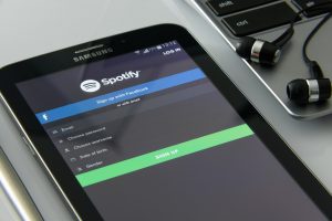 Application spotify en marche sur un smartphone