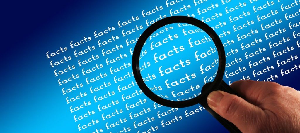 Illustration d'une loupe inspectant de nombreux mots identiques intitulés "facts"