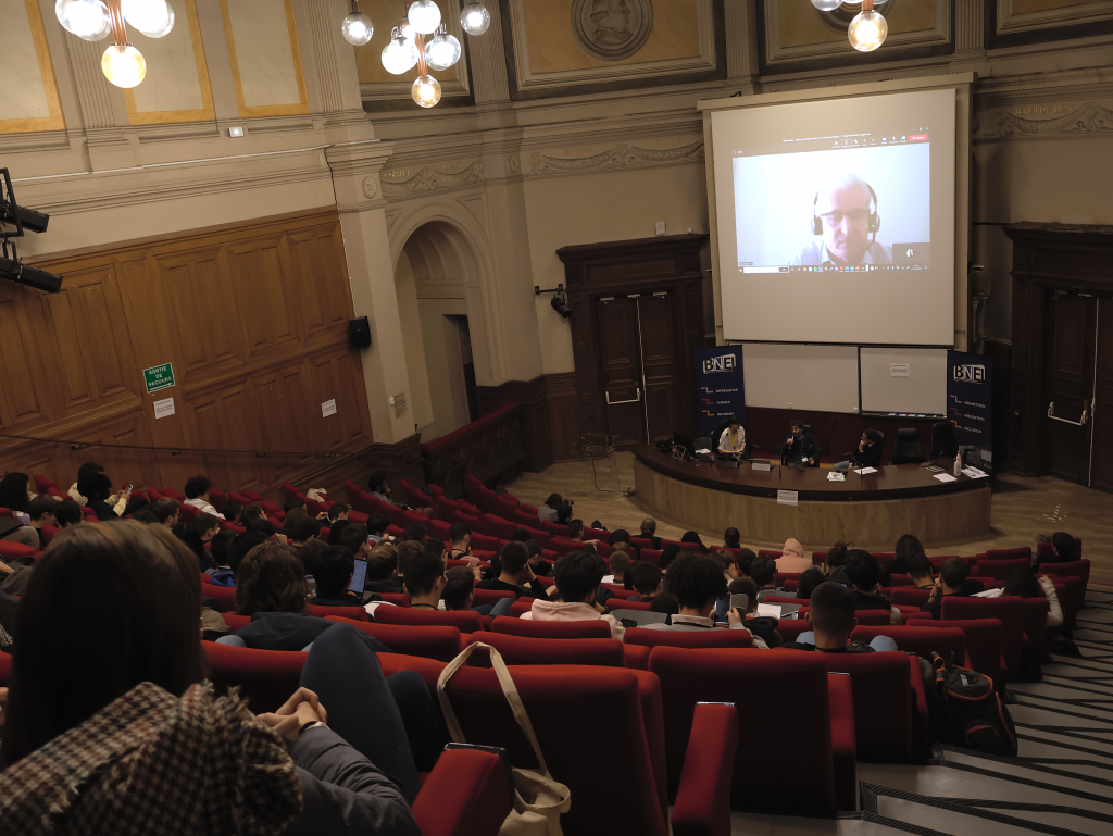 Bruno, co-fondateur de Qwice, intervenant sur grand écran sur un amphithéâtre au Conservatoire National des Arts et Métiers de Paris.